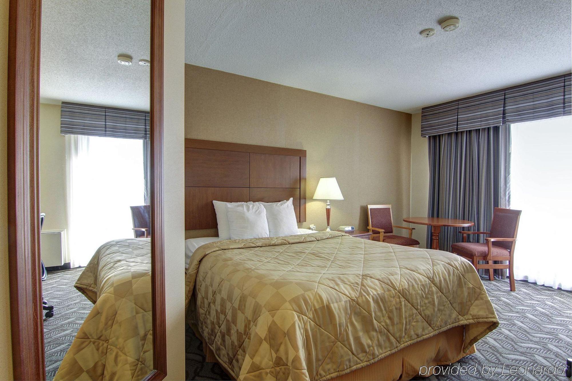 Comfort Inn & Suites Ambassador Bridge Віндзор Екстер'єр фото