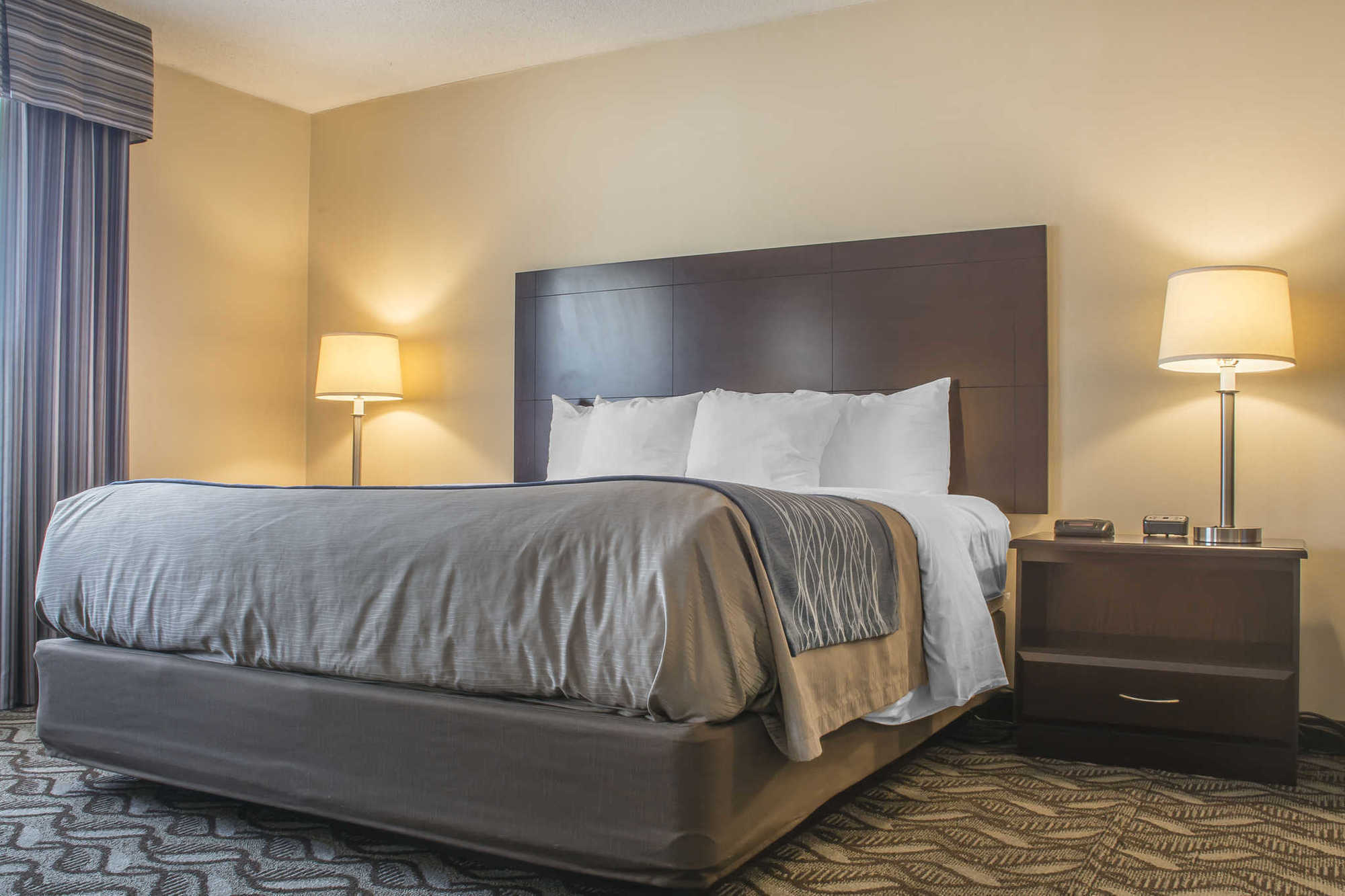 Comfort Inn & Suites Ambassador Bridge Віндзор Номер фото
