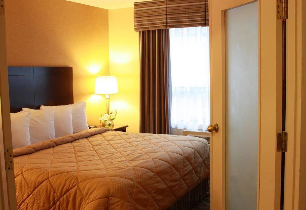 Comfort Inn & Suites Ambassador Bridge Віндзор Екстер'єр фото